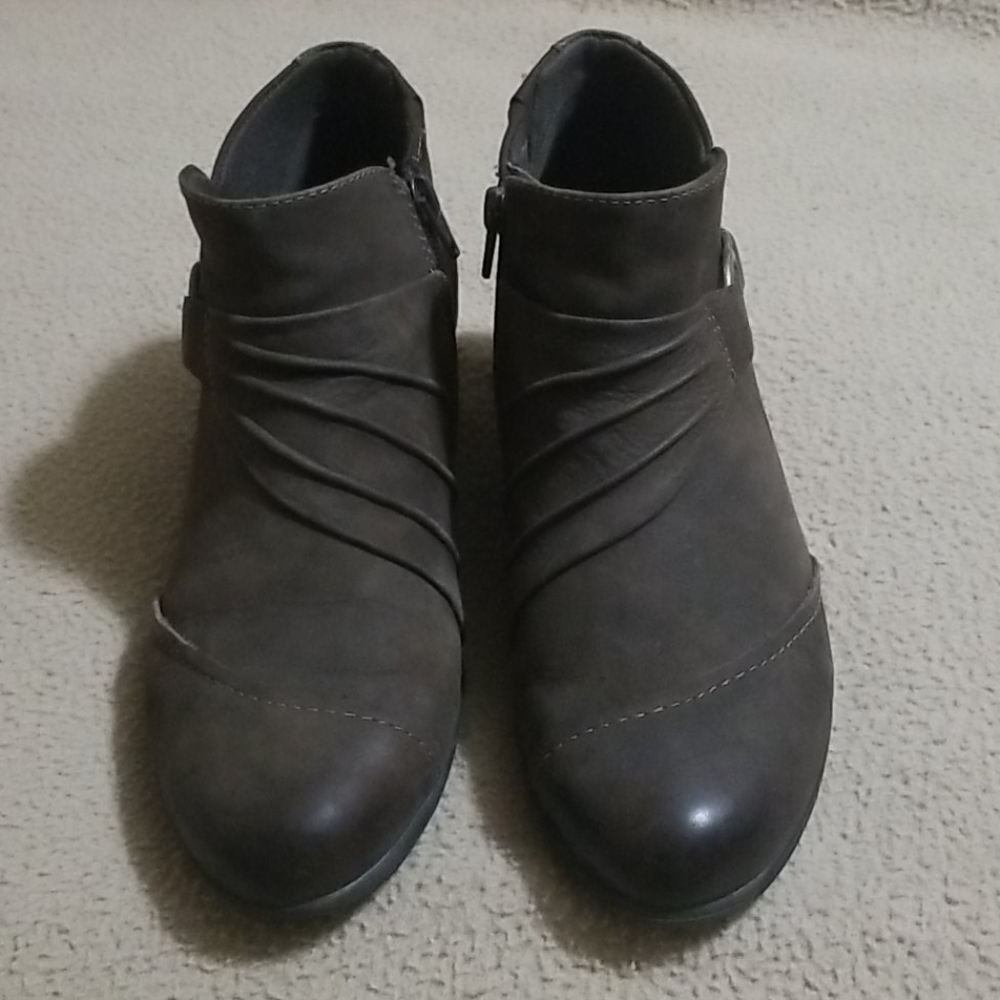 Earth Origins brown suede booties